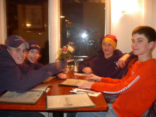 kidsdinner.jpg (69825 bytes)